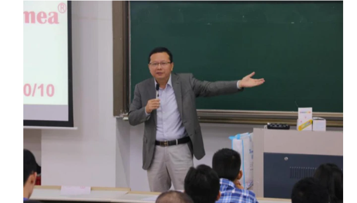 美仪丁总一行受邀为中国计量大学进行就业指导